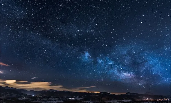 des étoiles filantes dans le ciel