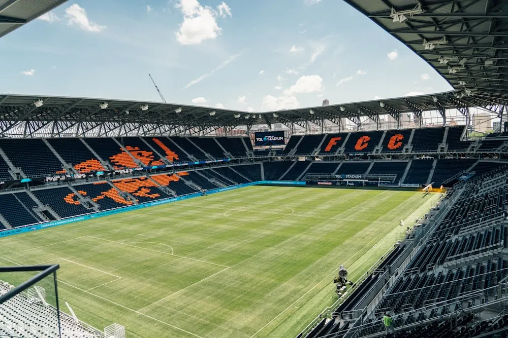 Un stade de football vide avec un terrain vert