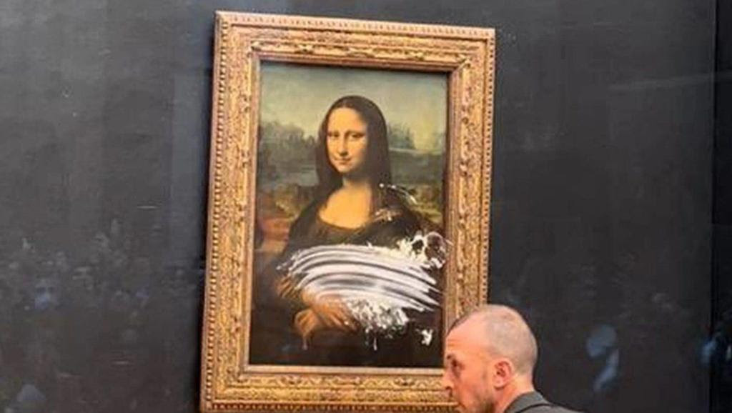 An attack on the famous “Mona Lisa” in the Louvre