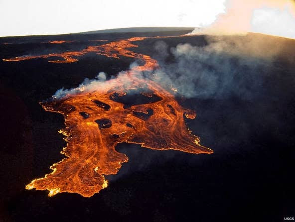 Mauna Loas volcano awakens in Hawaii