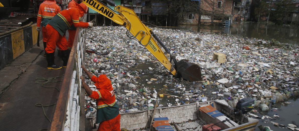 新华社照片，外代，2022年6月9日    （外代一线）（1）巴西：清理垃圾    6月6日，在巴西马瑙斯，工人清理河面上的垃圾。    根据马瑙斯当地政府提供的信息，当地每天从河水中清理出来的垃圾约有35吨。    新华社/美联